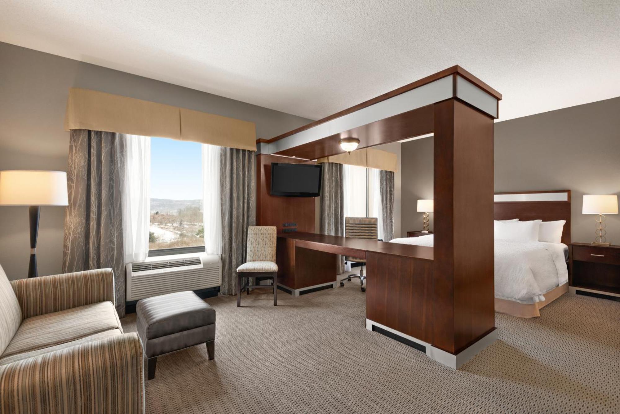 Hotel Hampton & -