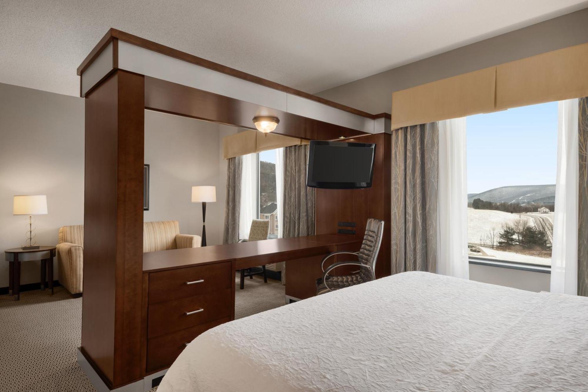 Hampton & - Hotel