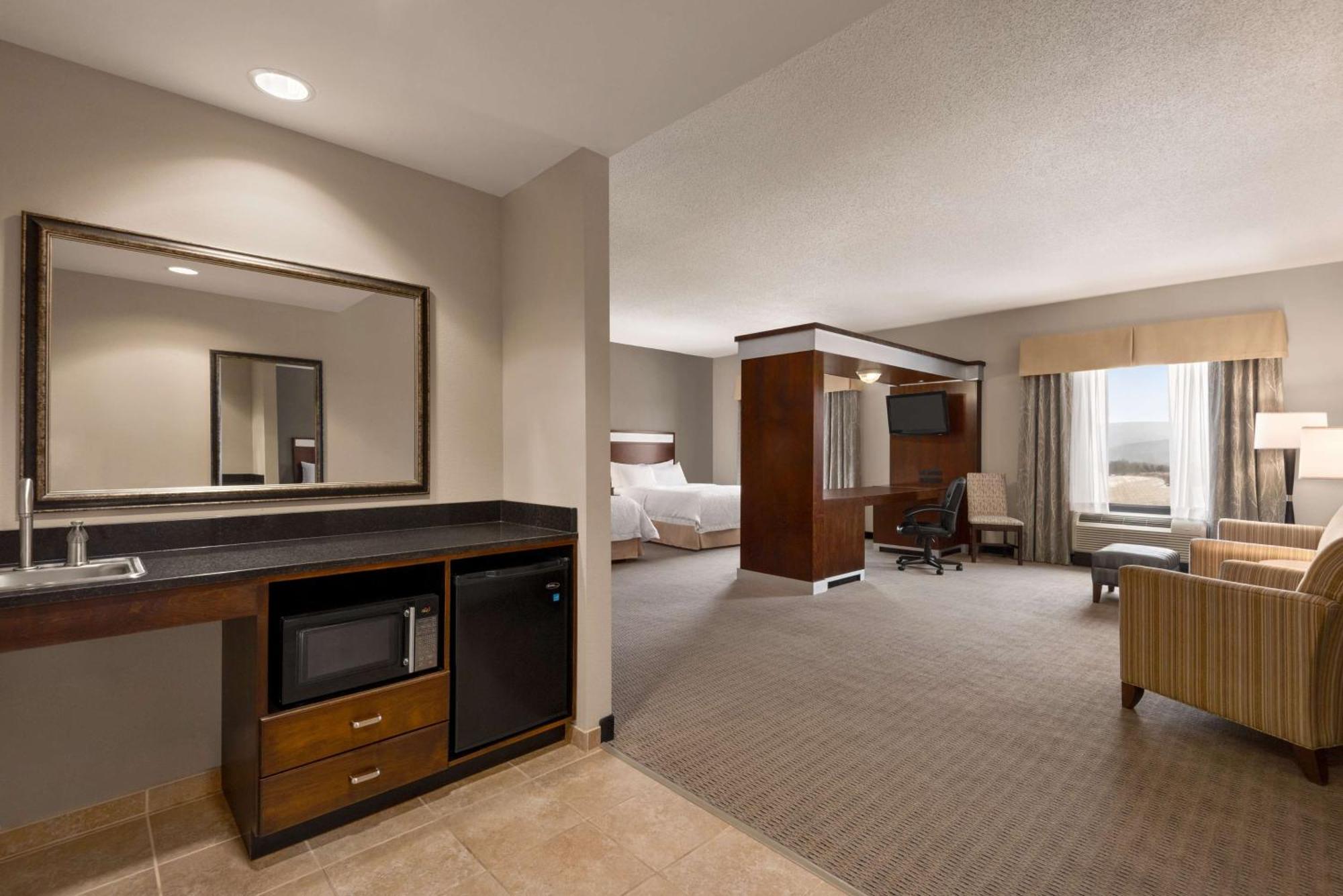 Hampton & - Hotel